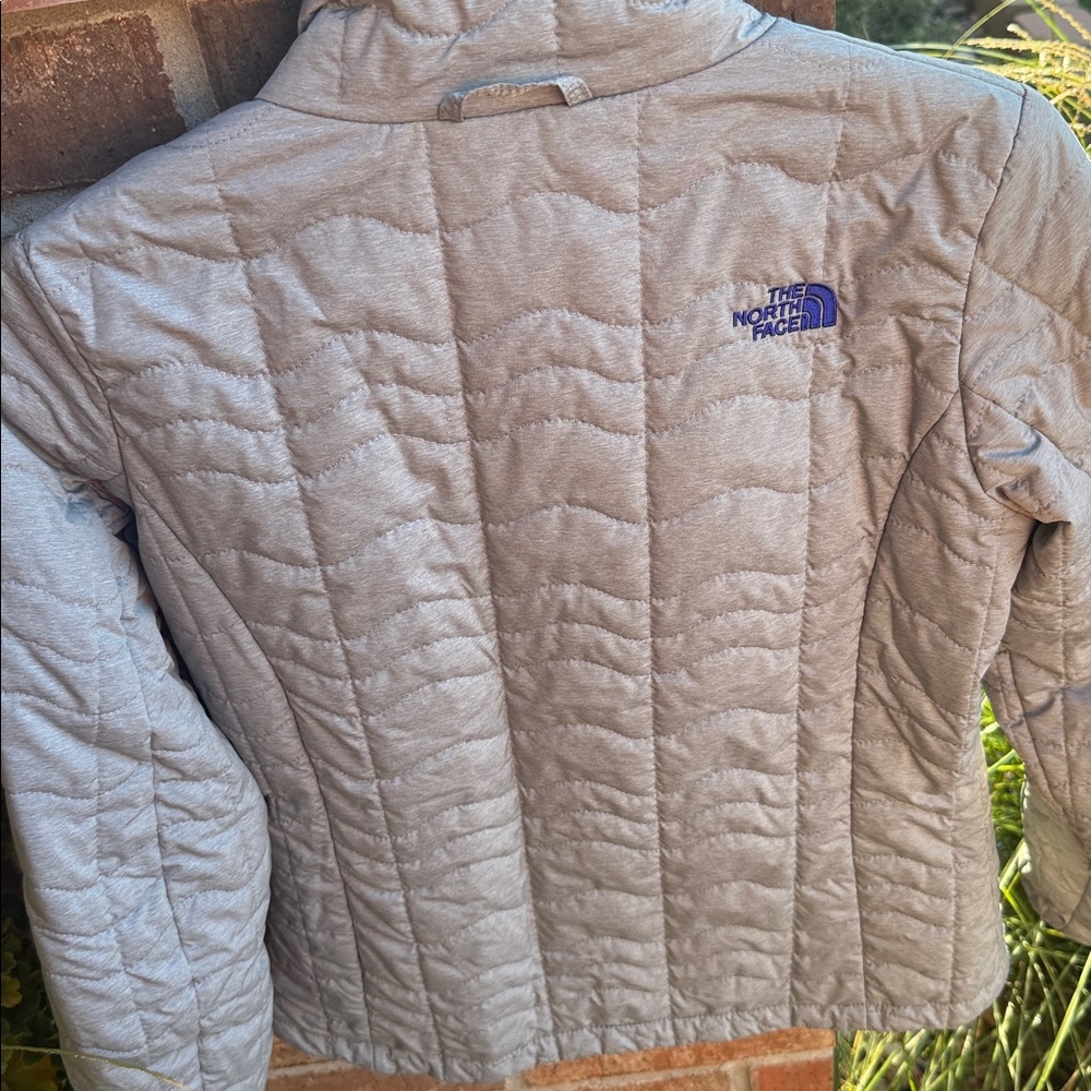 The North Face Ladies S Quilted Gray Light Puffer Jacket lined w/purple - Picture 12 of 12